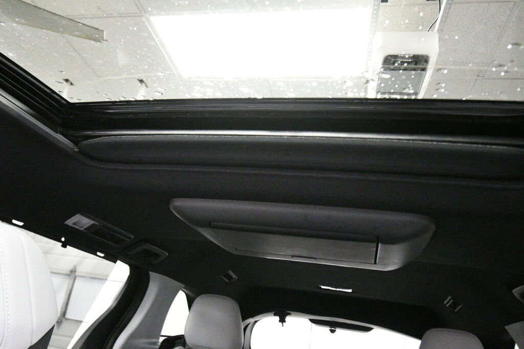 Used 2025 Toyota Sienna XSE w/ XSE Plus Package image 19