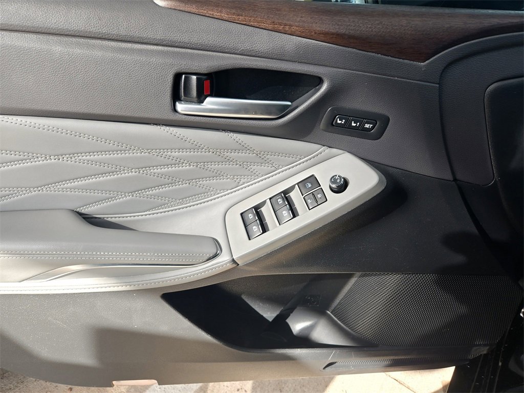 Used 2021 Toyota Avalon Limited image 31