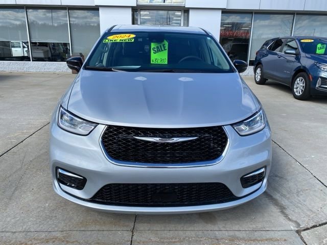 Used 2024 Chrysler Pacifica Touring-L FWD image 10