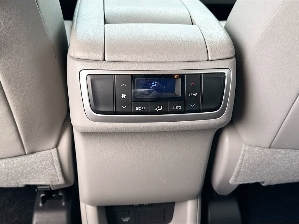 Used 2019 Toyota Highlander XLE image 19