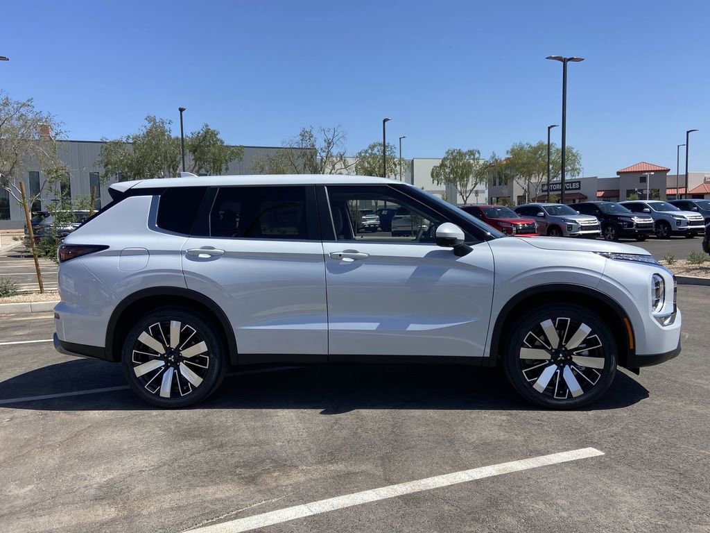 New 2026 Mitsubishi Outlander SE FWD image 2