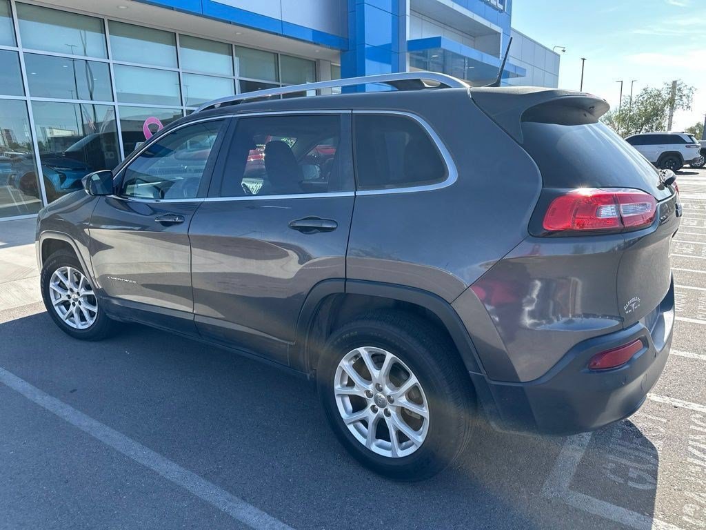 Used 2018 Jeep Cherokee Latitude Plus w/ Comfort/Convenience Group FWD image 3