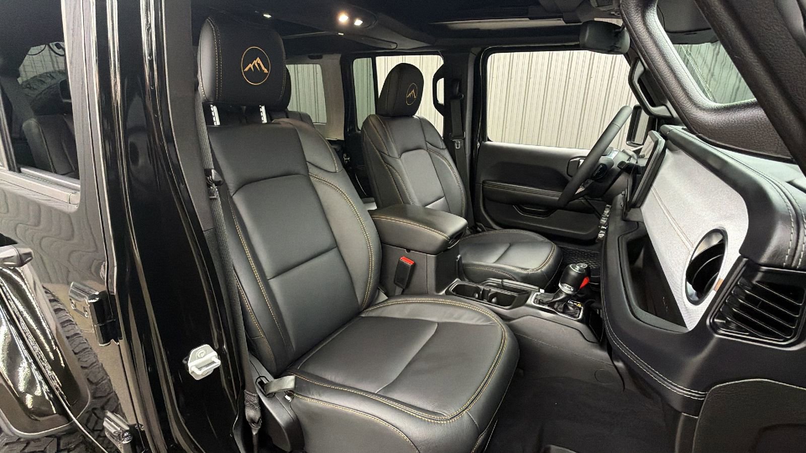 Used 2025 Jeep Wrangler Unlimited Sahara w/ Safety Group AWD/4WD image 40