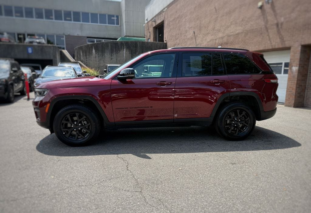 Used 2025 Jeep Grand Cherokee Altitude AWD/4WD image 14