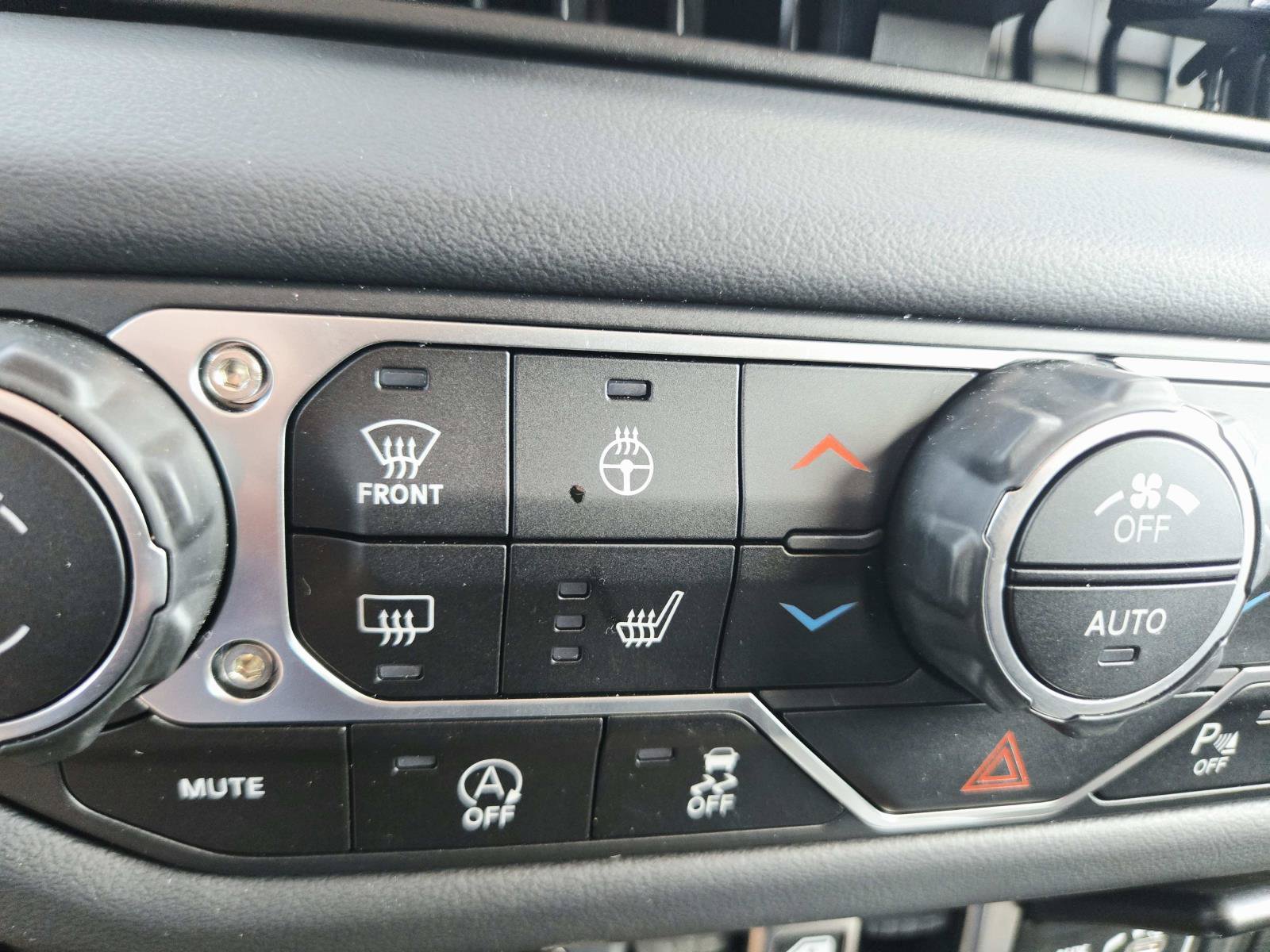 Used 2025 Jeep Wrangler Unlimited Sahara AWD/4WD image 35