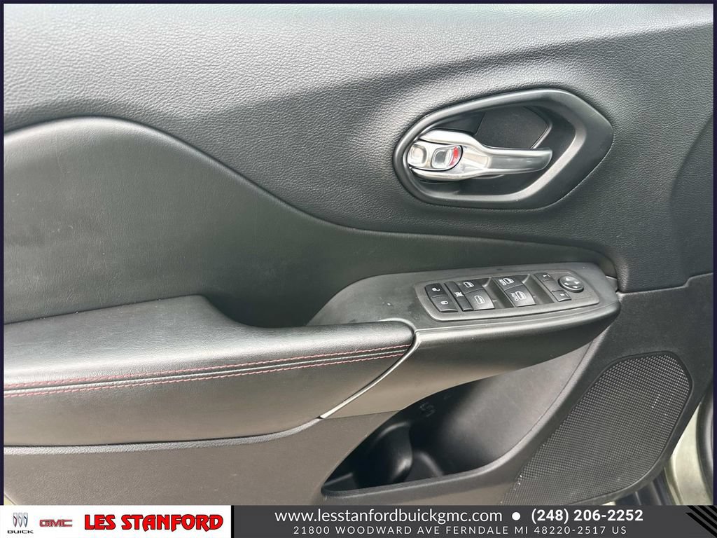 Used 2021 Jeep Cherokee Trailhawk AWD/4WD image 16