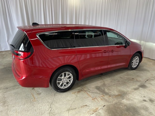 New 2026 Chrysler Pacifica Select image 7