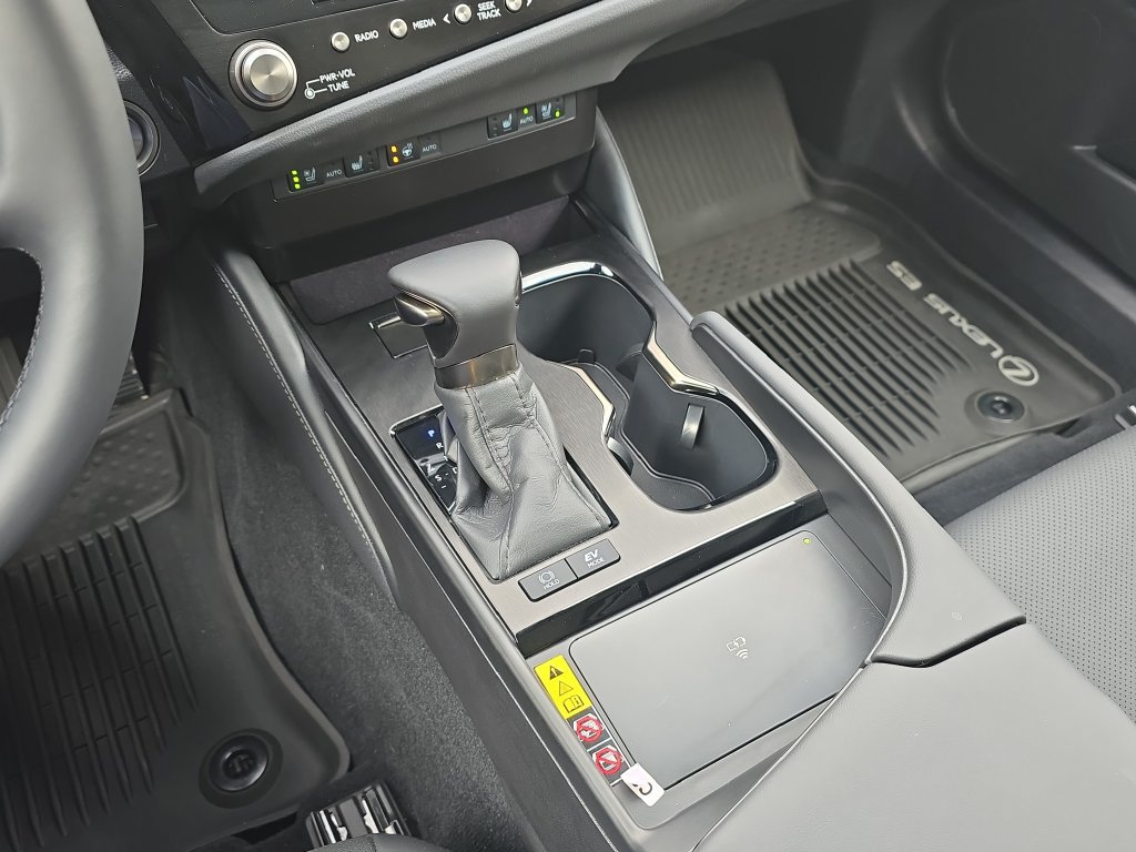 Used 2025 Lexus ES 300h w/ Premium Package FWD image 27