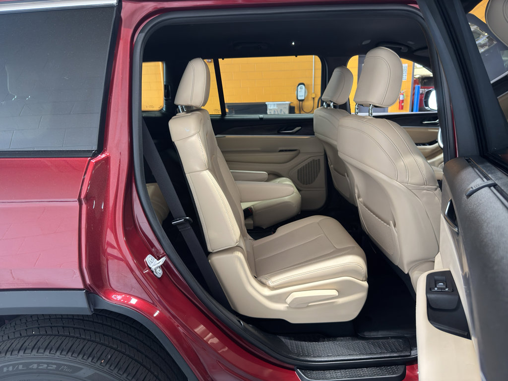 Used 2023 Jeep Grand Cherokee L Limited w/ Luxury Tech Group II AWD/4WD image 21