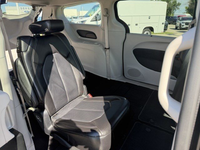 Used 2023 Chrysler Pacifica Touring-L FWD image 36