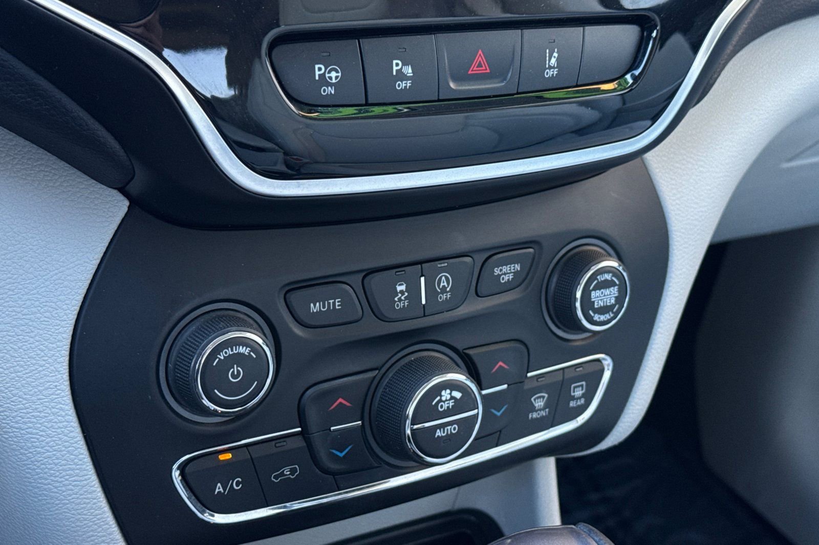 Used 2019 Jeep Cherokee Limited w/ Luxury Group AWD/4WD image 24