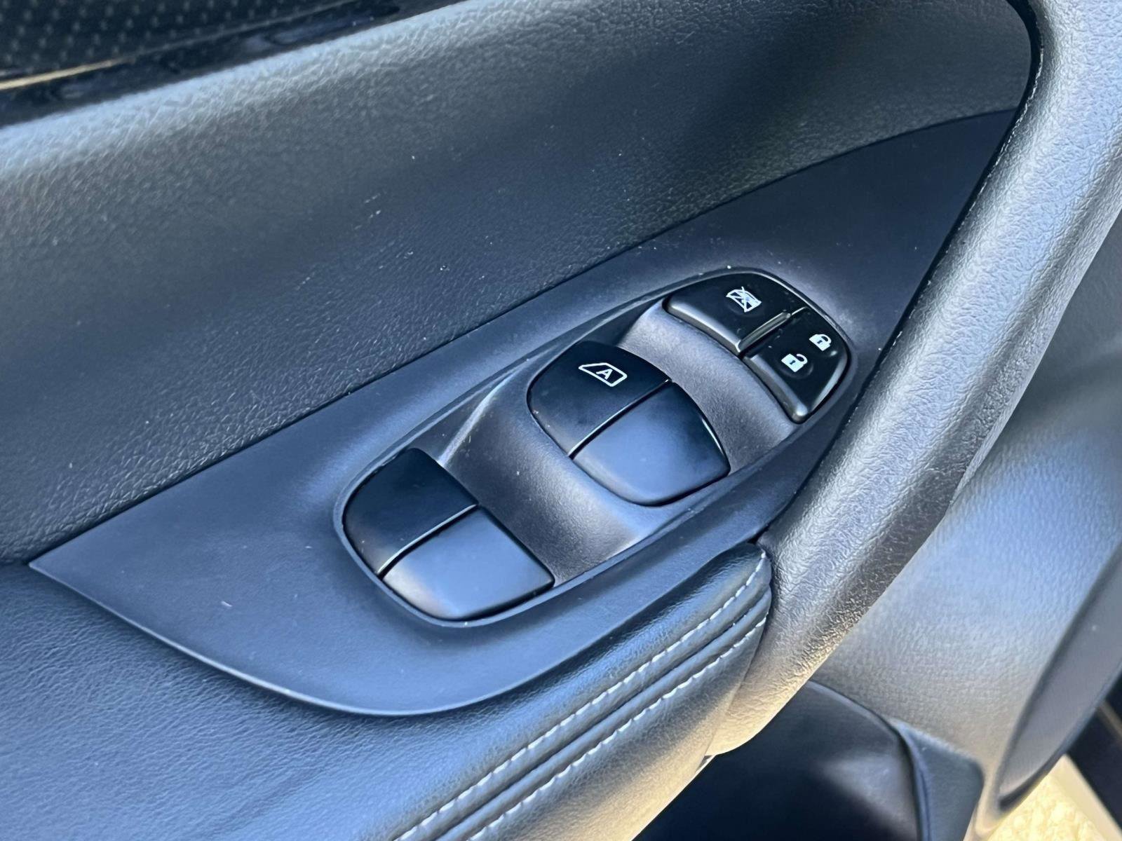 Used 2020 Nissan Rogue SL w/ Premium Package image 17