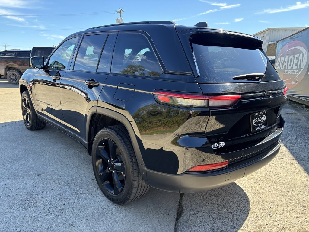 Used 2023 Jeep Grand Cherokee Altitude image 5