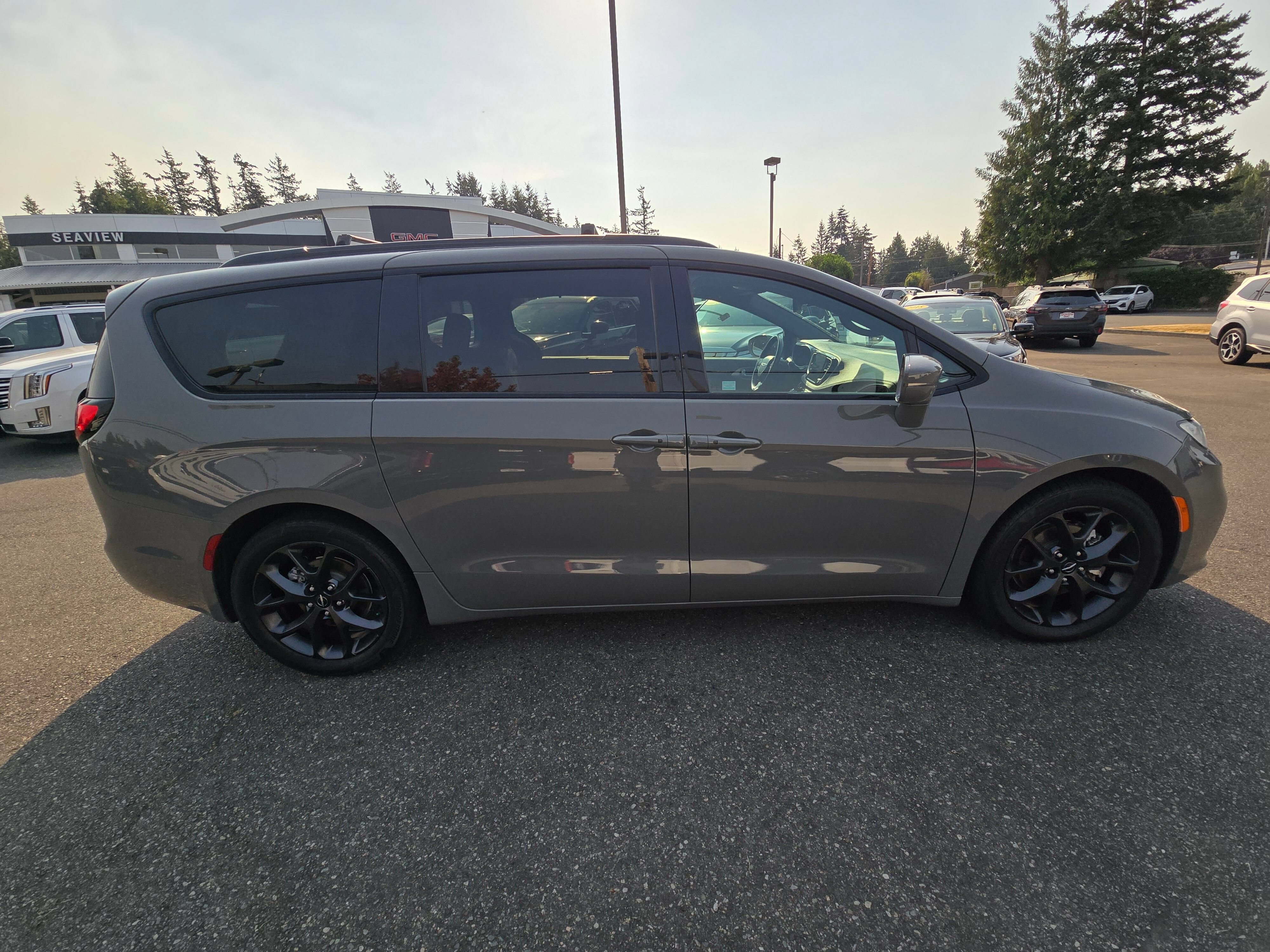 Used 2021 Chrysler Pacifica Touring w/ S Appearance Package FWD image 7