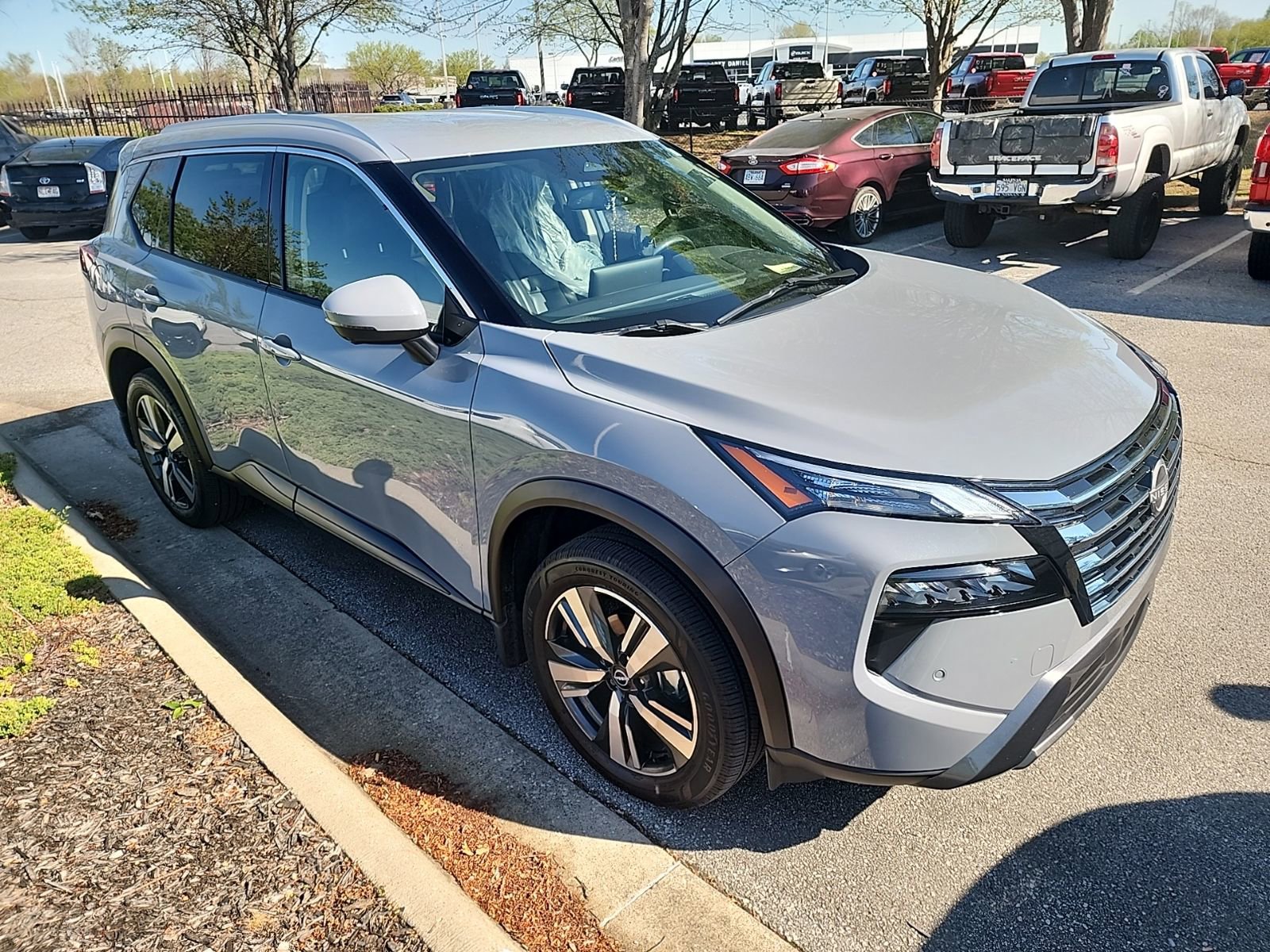 Used 2024 Nissan Rogue SL image 3