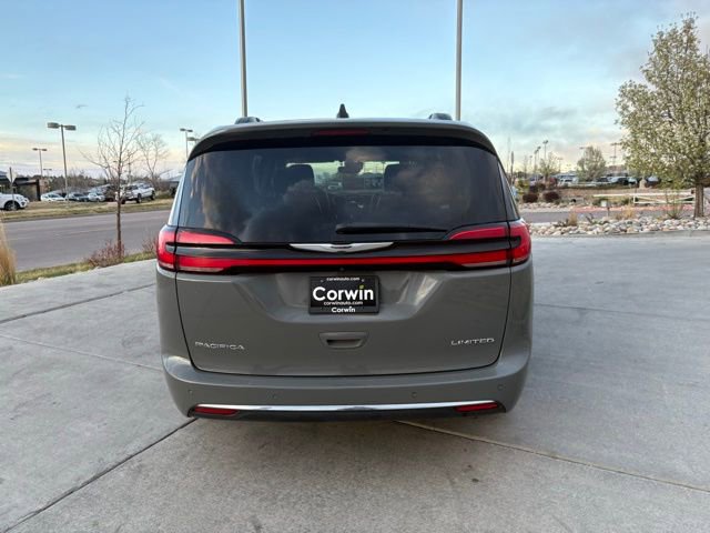 Used 2023 Chrysler Pacifica Limited image 7