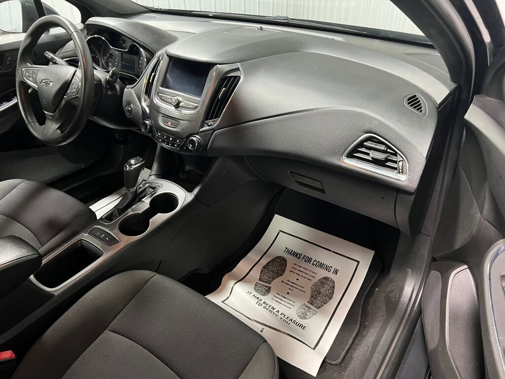 Used 2019 Chevrolet Cruze LT image 3