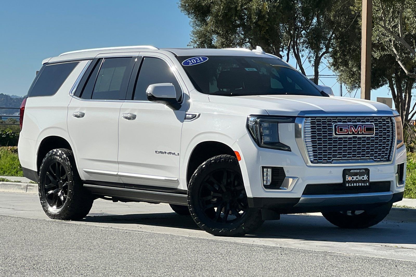 Used 2021 GMC Yukon Denali w/ Denali Premium Package image 2