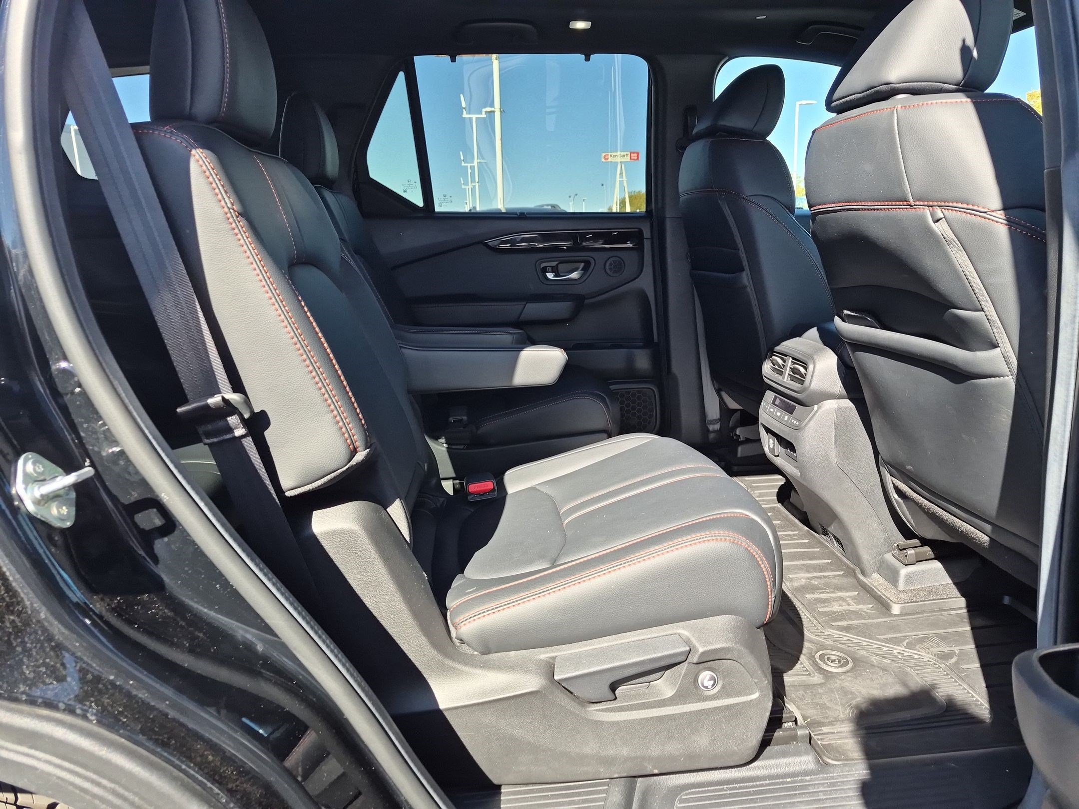 Used 2025 Honda Pilot TrailSport image 30