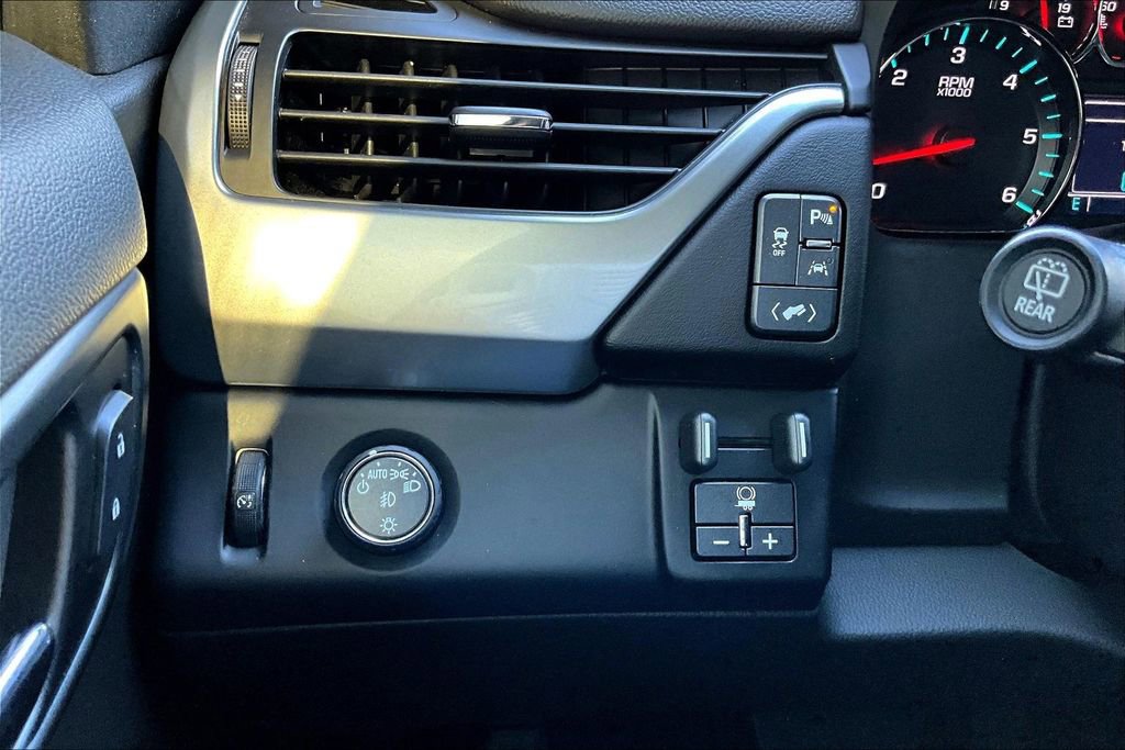 Used 2018 Chevrolet Tahoe LT w/ Luxury Package RWD image 17