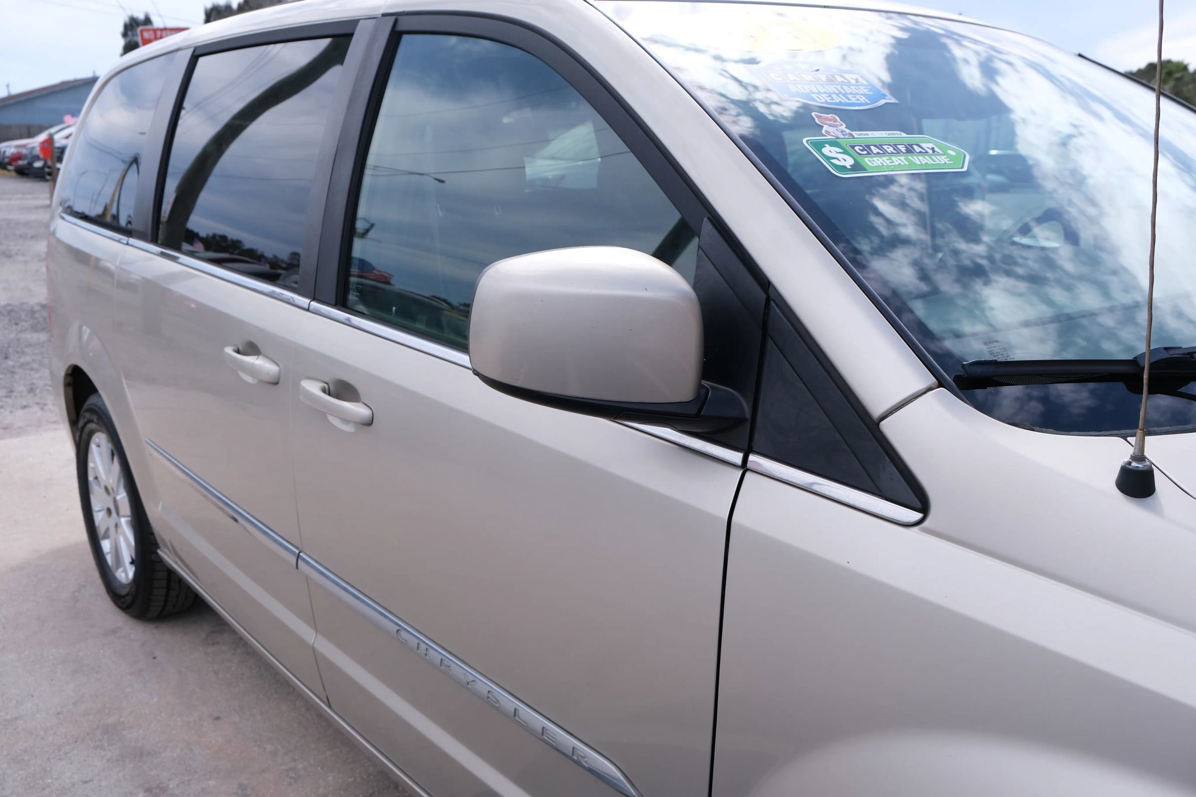 Used 2015 Chrysler Town & Country Touring image 16