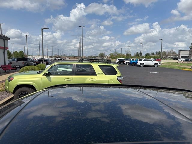 Used 2022 Land Rover Range Rover Velar R-Dynamic S image 4