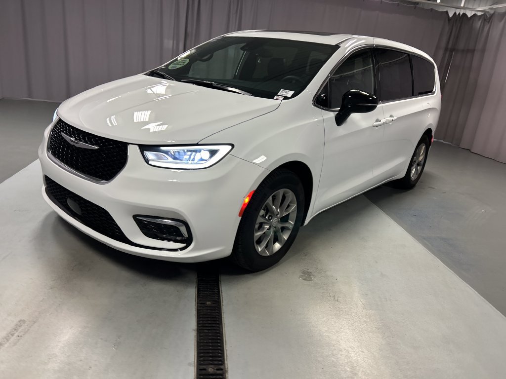 Used 2026 Chrysler Pacifica Limited FWD image 3