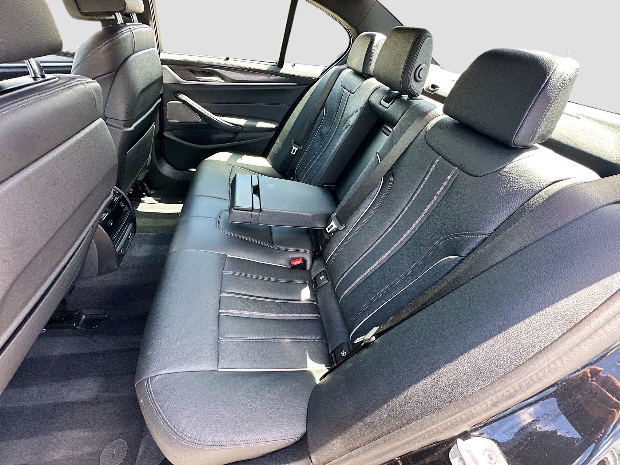 Used 2023 BMW M550i xDrive w/ Executive Package image 21