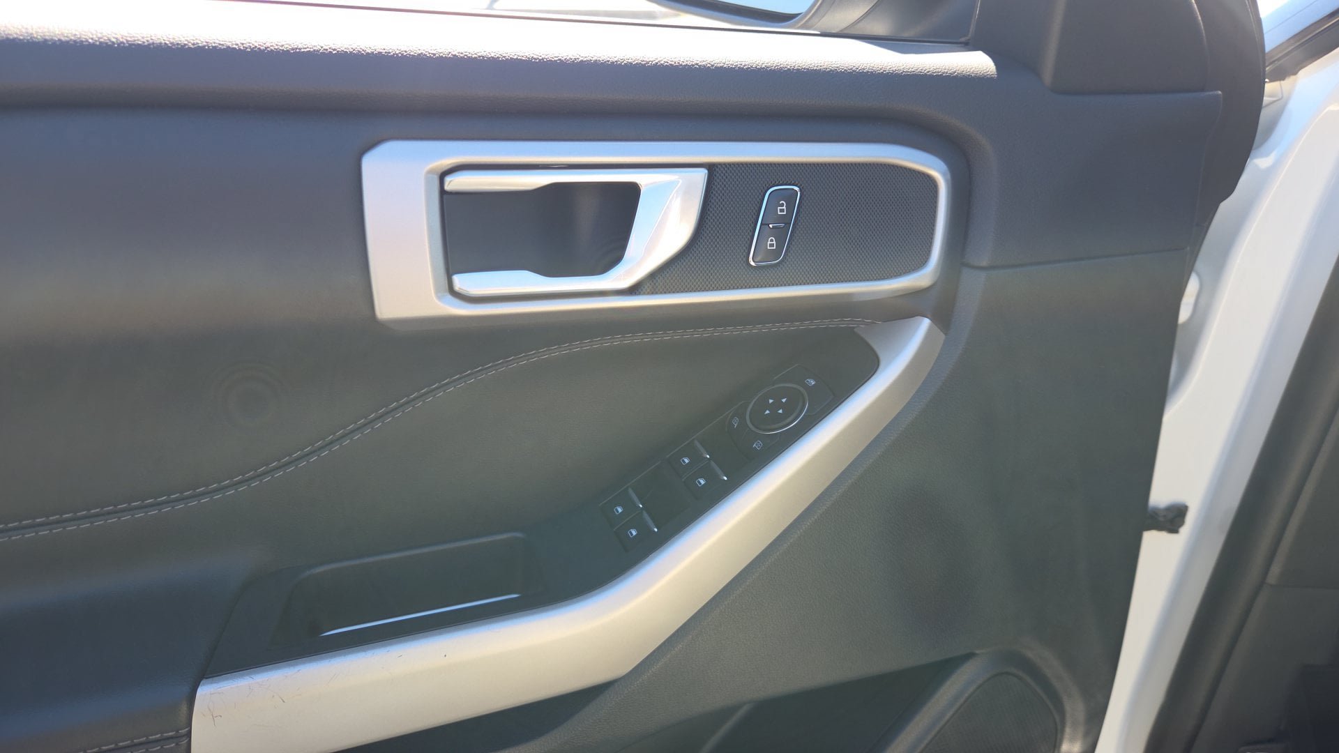 Used 2025 Ford Explorer ST AWD/4WD image 12