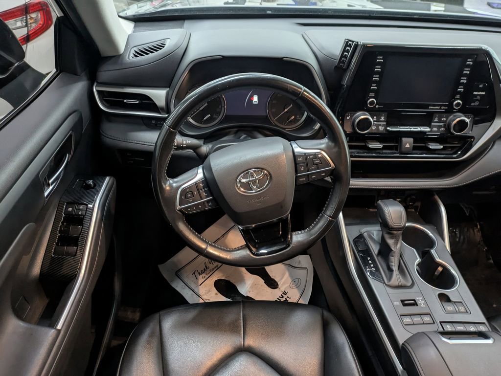 Used 2020 Toyota Highlander XLE image 17