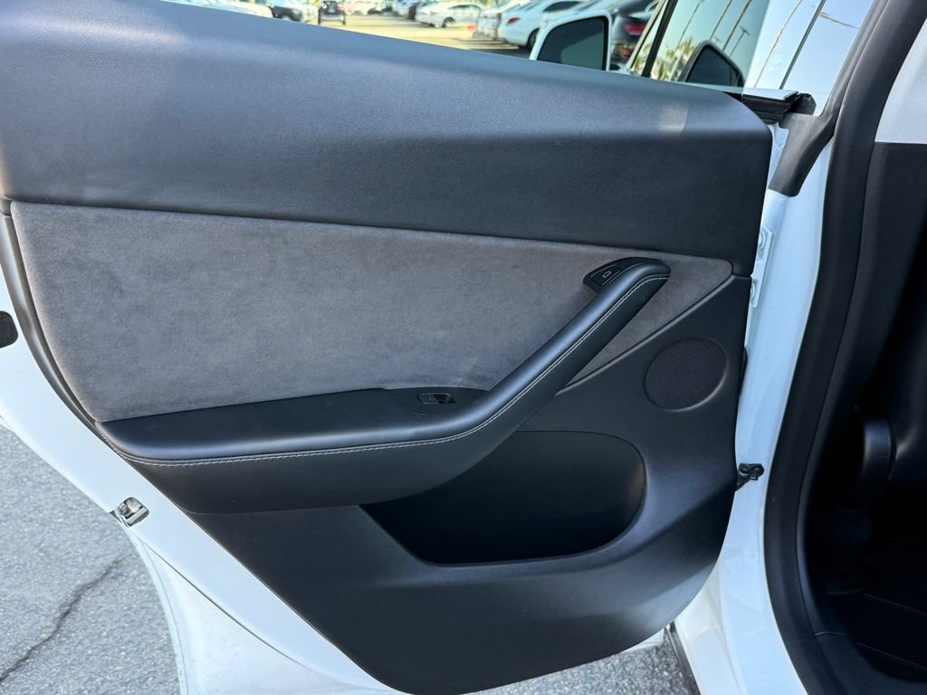 Used 2022 Tesla Model Y Long Range AWD/4WD image 24