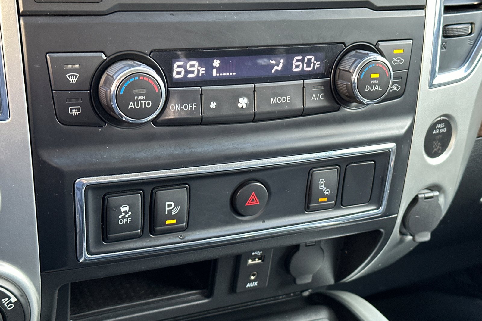 Used 2018 Nissan Titan SL AWD/4WD image 18