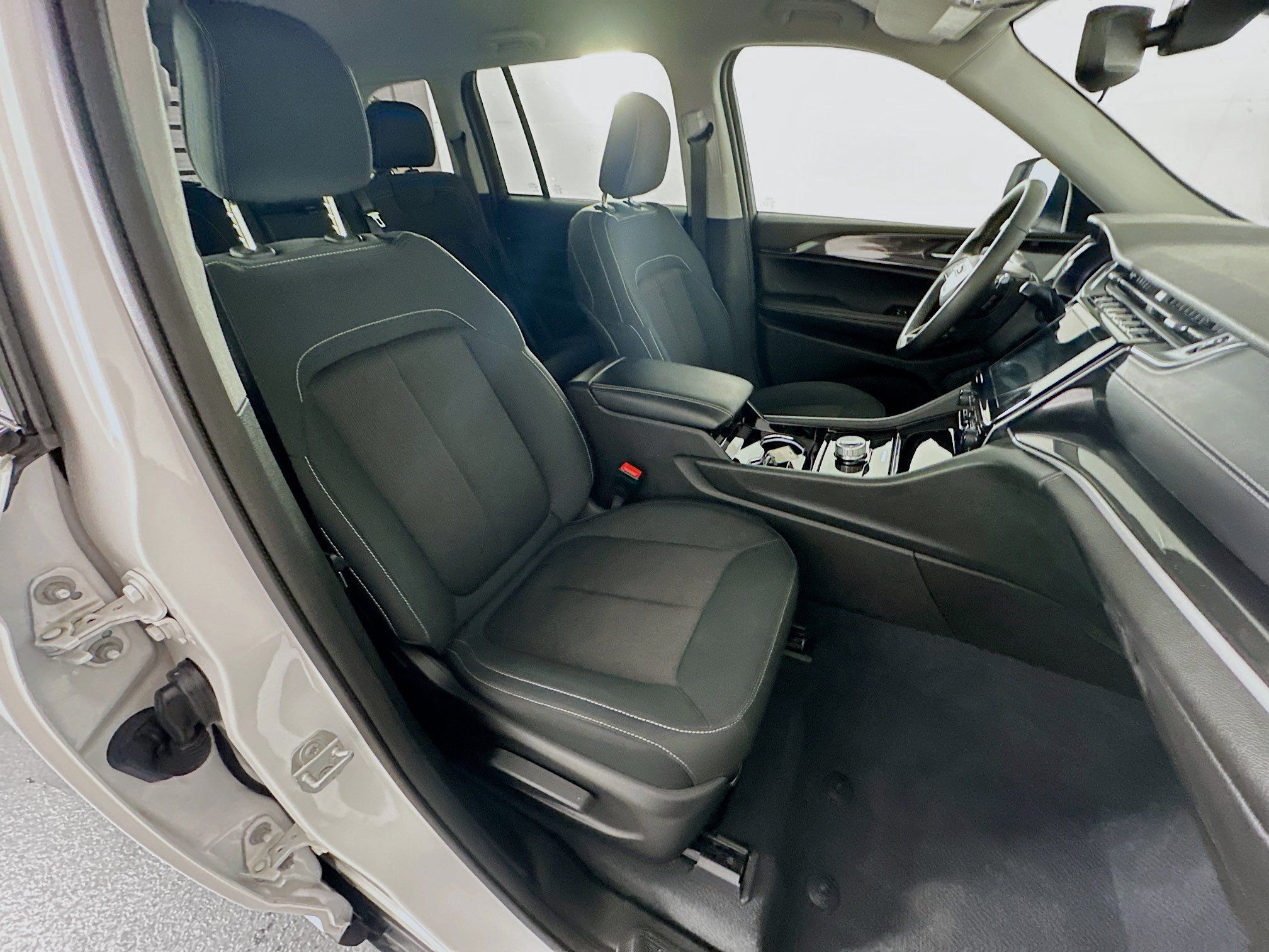Used 2023 Jeep Grand Cherokee Laredo w/ Luxury Tech Group I RWD image 30