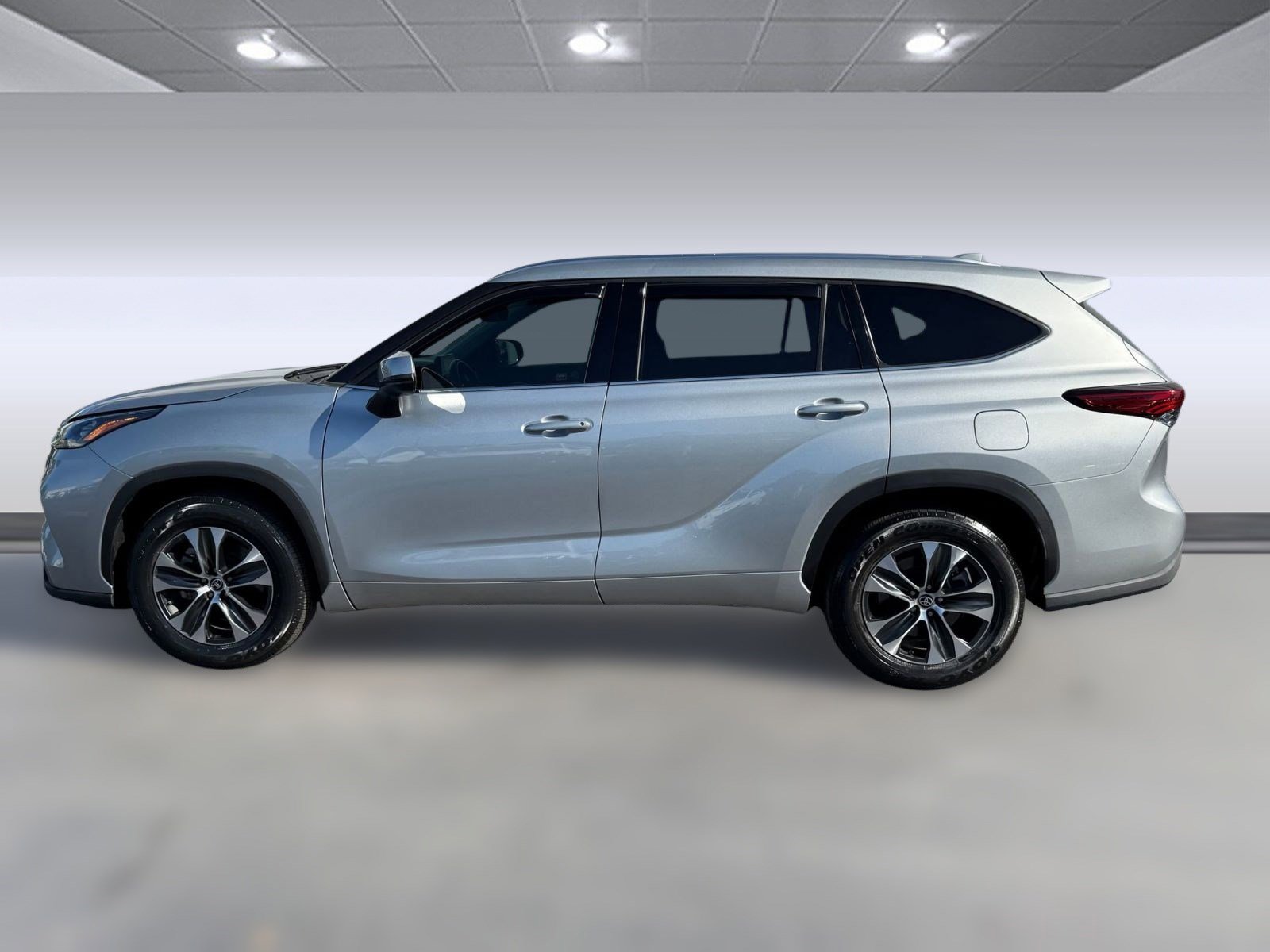 Used 2020 Toyota Highlander XLE image 2
