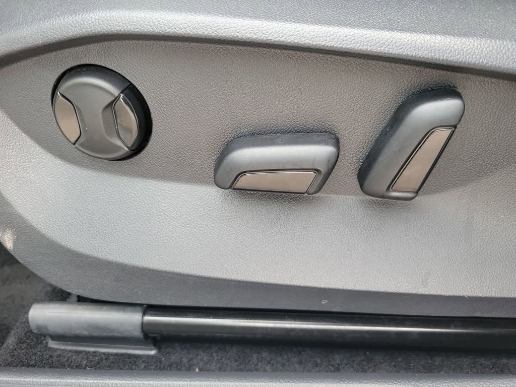 Used 2025 Volkswagen Taos SE image 17