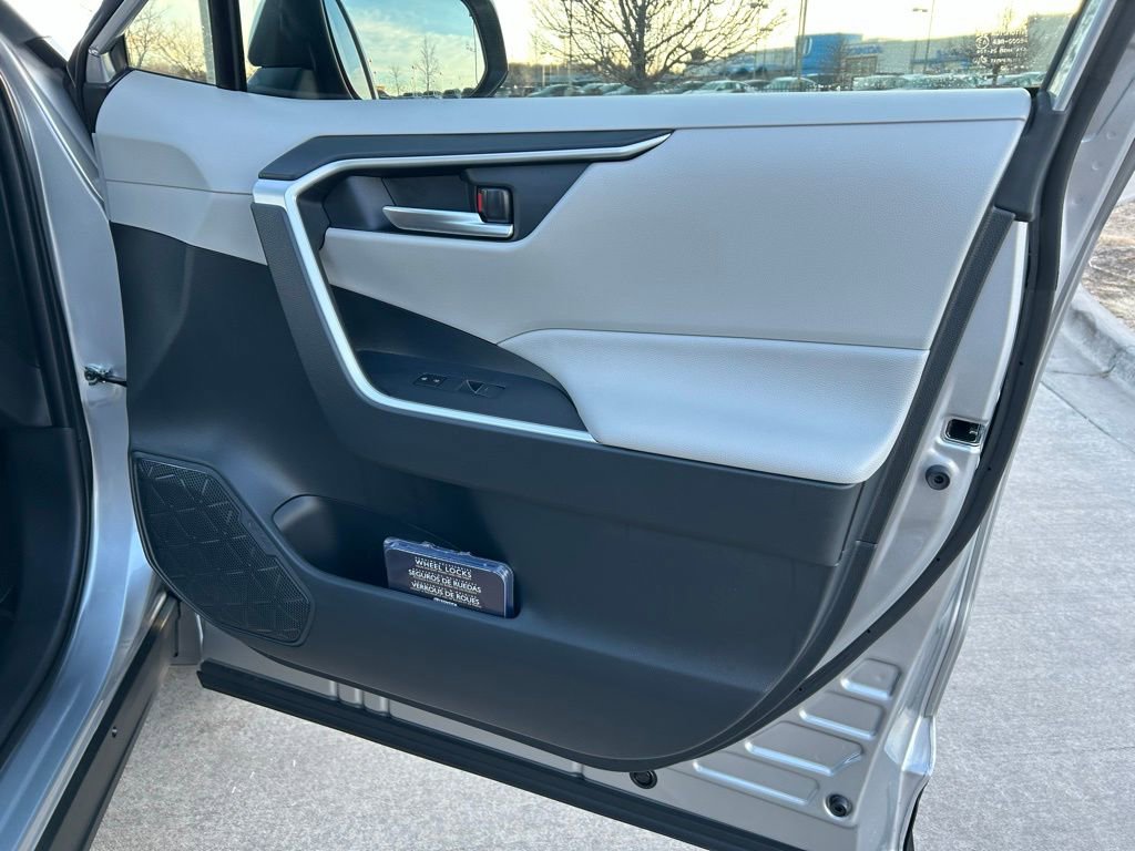 Used 2025 Toyota RAV4 XLE image 49
