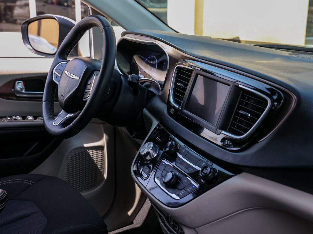 Used 2023 Chrysler Voyager LX image 19
