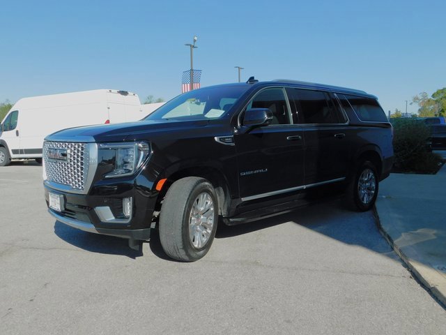 Used 2023 GMC Yukon XL Denali image 4