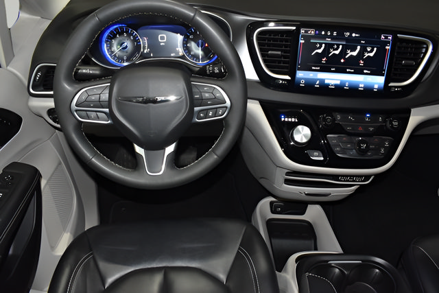Certified 2024 Chrysler Pacifica Touring-L FWD image 36