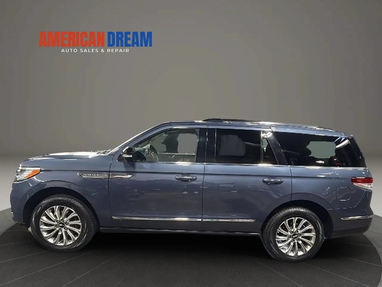 Used 2022 Lincoln Navigator 4WD image 2