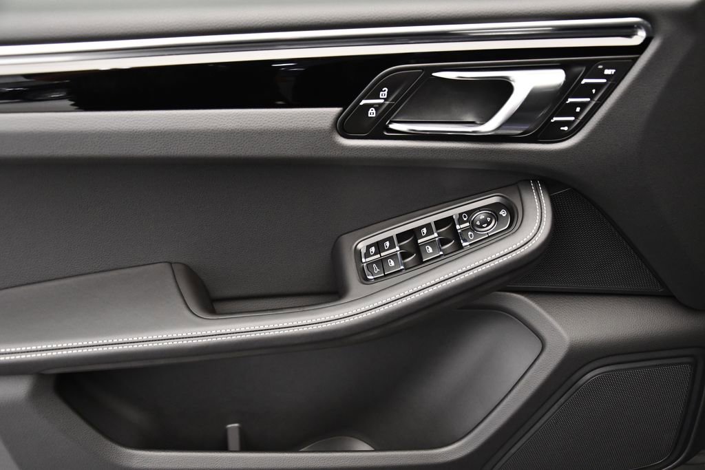 Certified 2025 Porsche Macan image 39