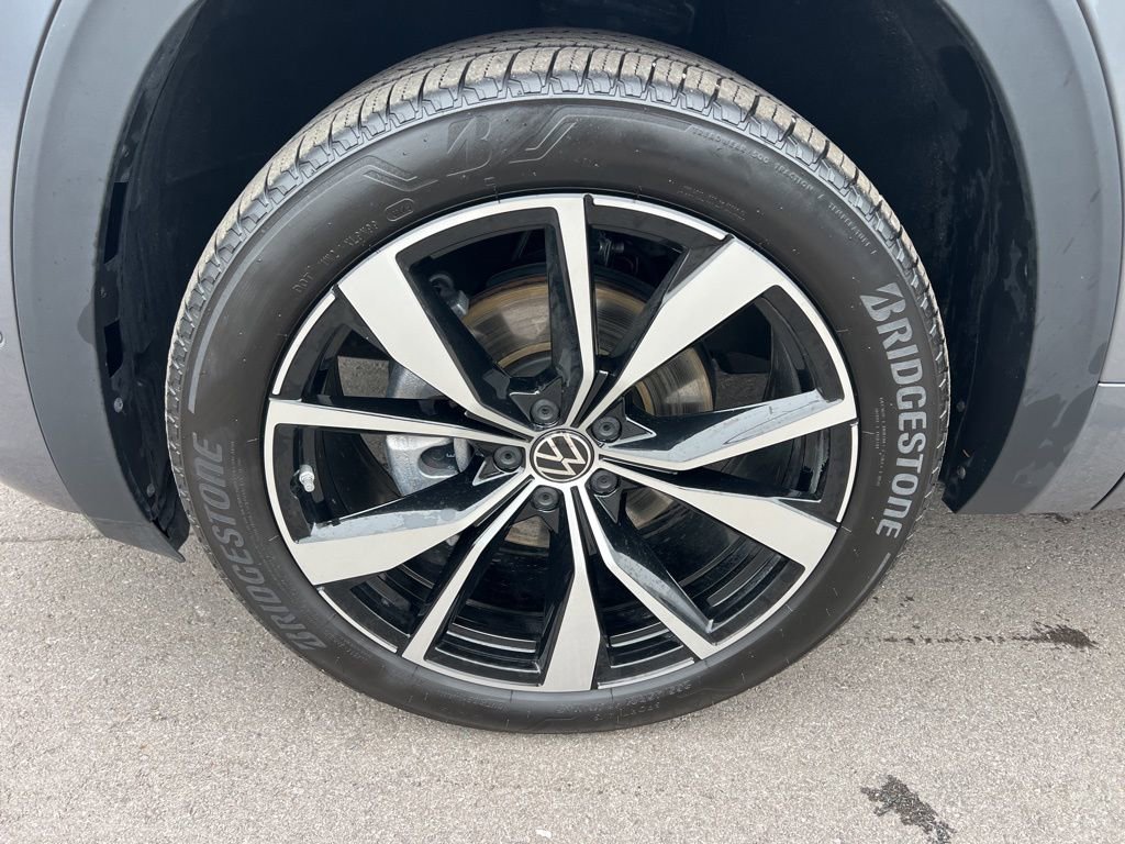 Used 2025 Volkswagen Atlas Cross Sport SEL Premium R-Line image 8