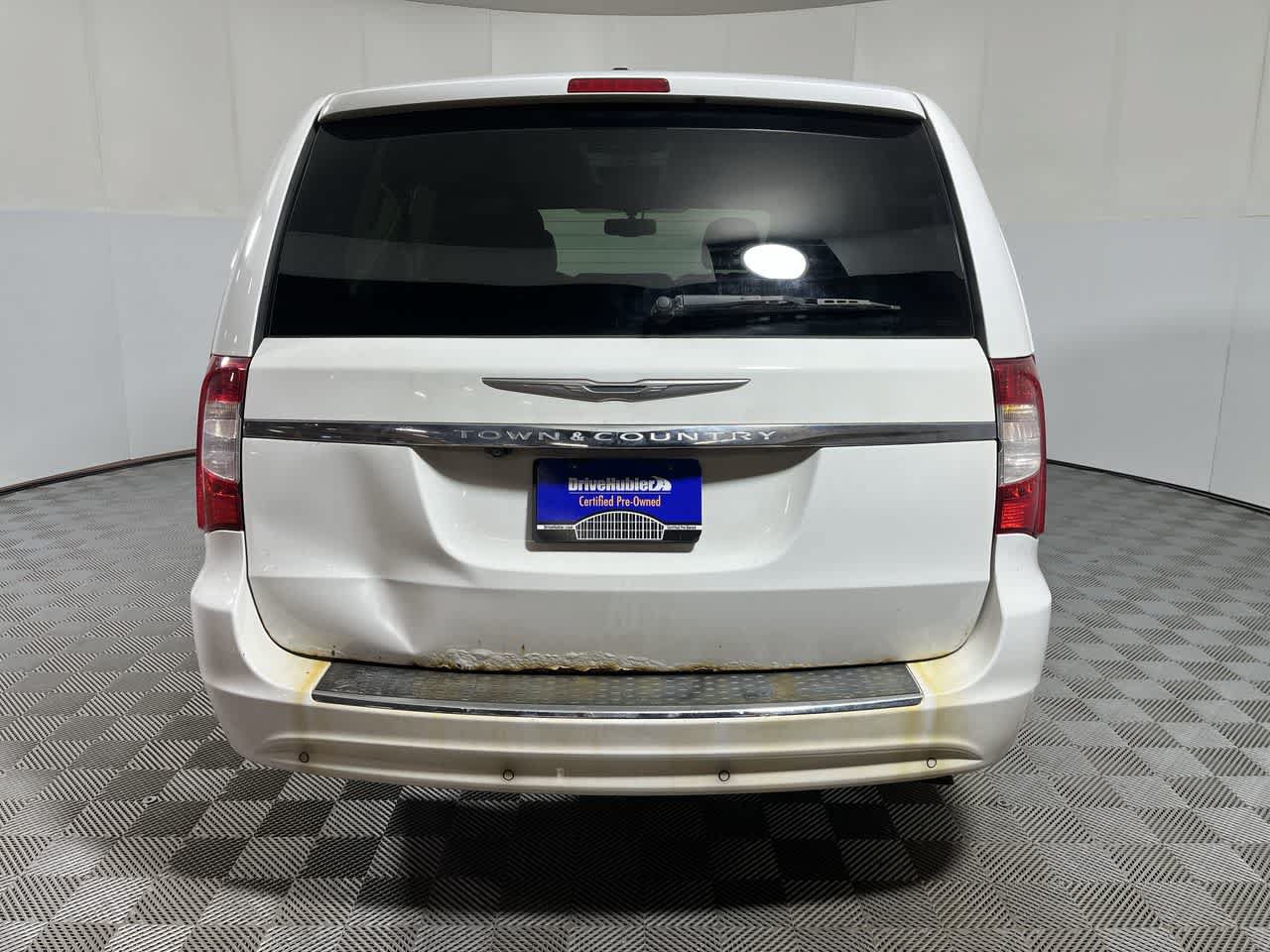 Used 2014 Chrysler Town & Country Touring-L FWD image 7