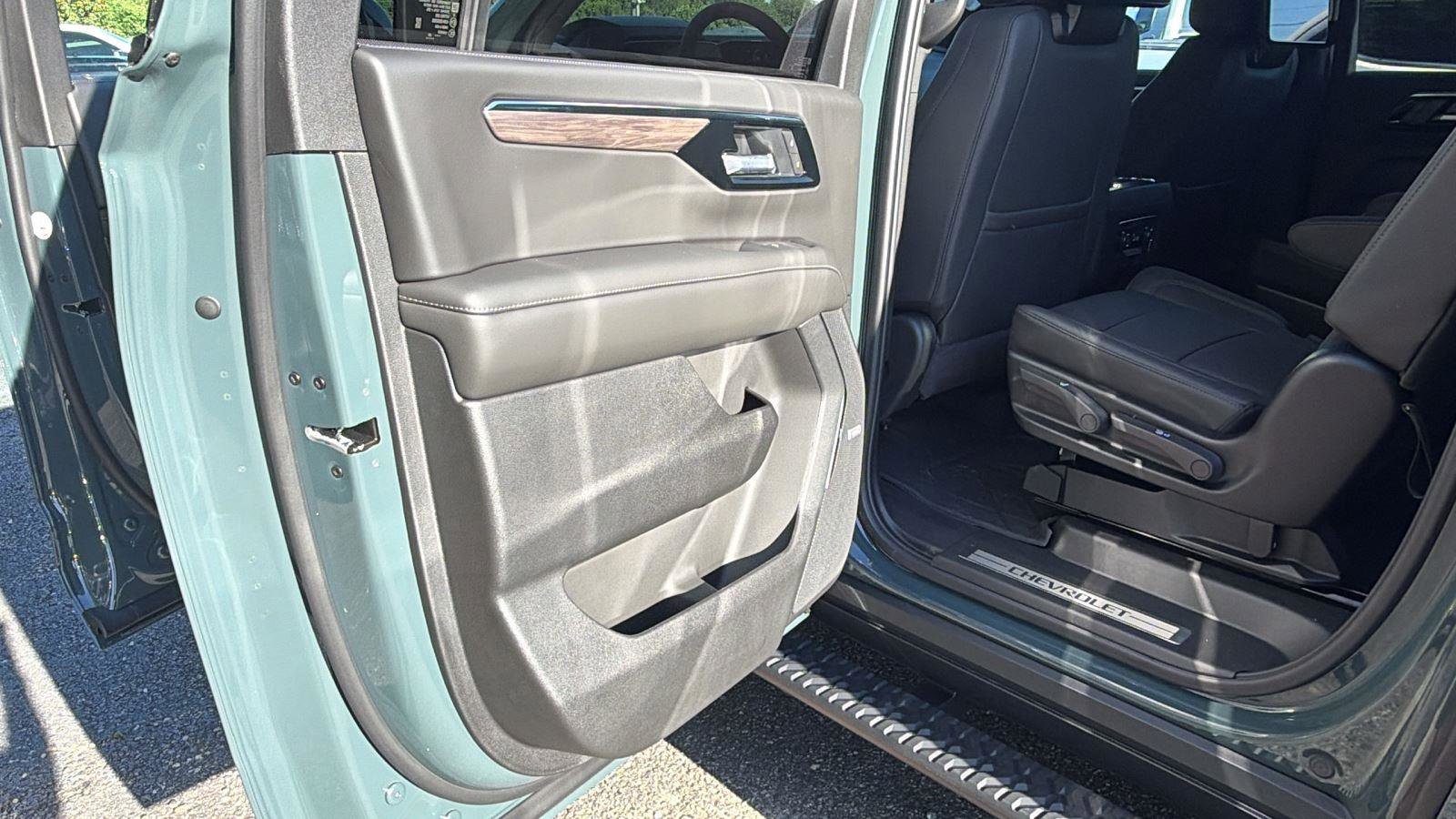 New 2026 Chevrolet Suburban Z71 w/ Z71 Off-Road Package AWD/4WD image 19