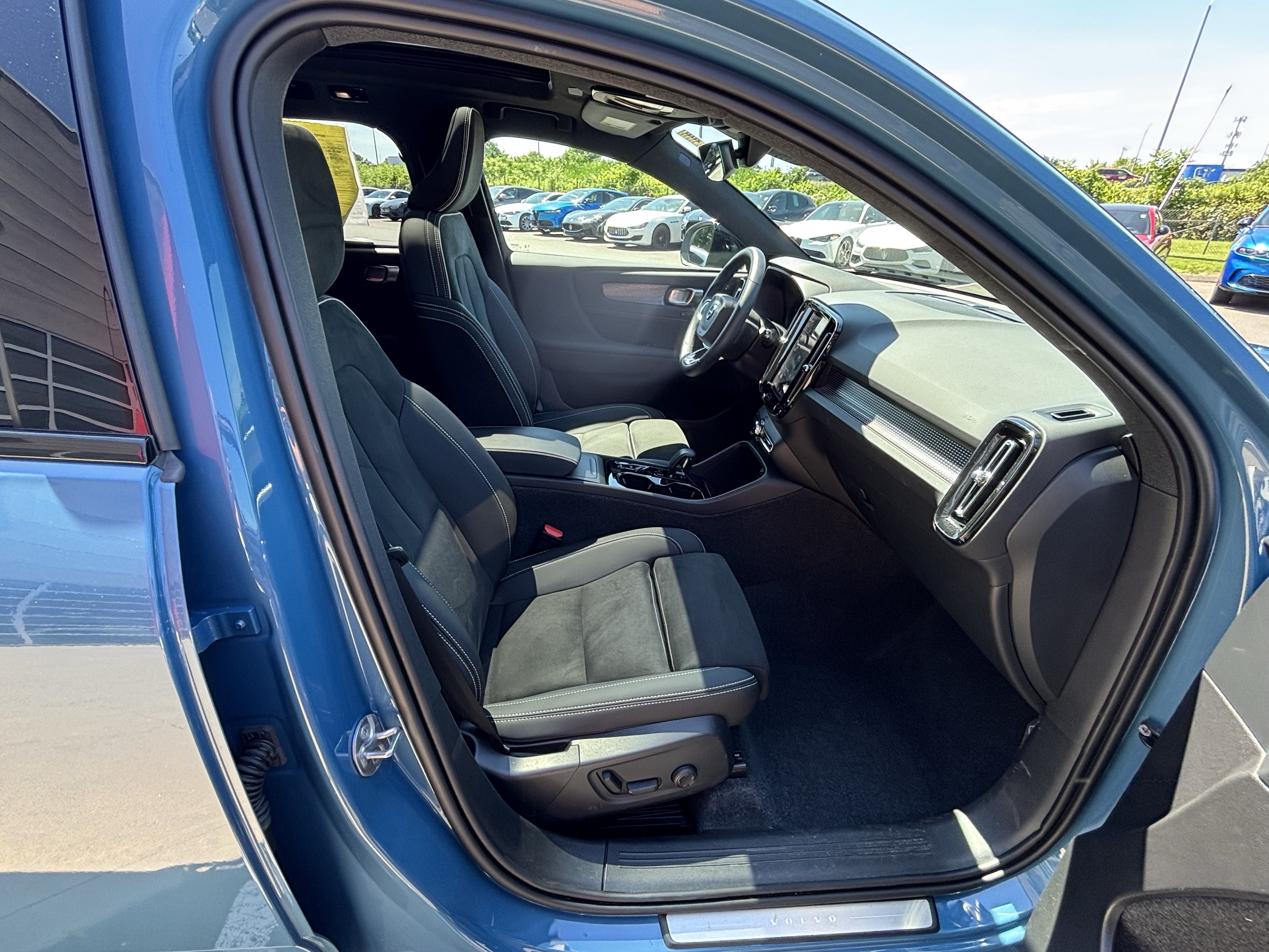 Used 2025 Volvo XC40 B5 Plus AWD/4WD image 30