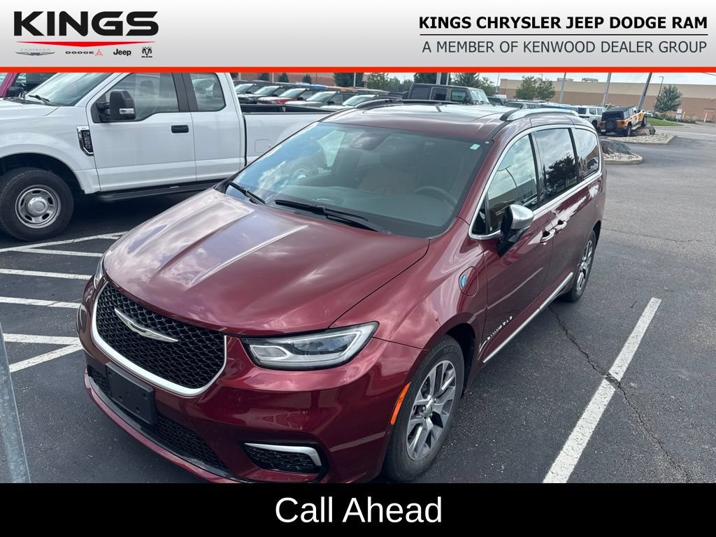 Used 2023 Chrysler Pacifica Pinnacle FWD image 1