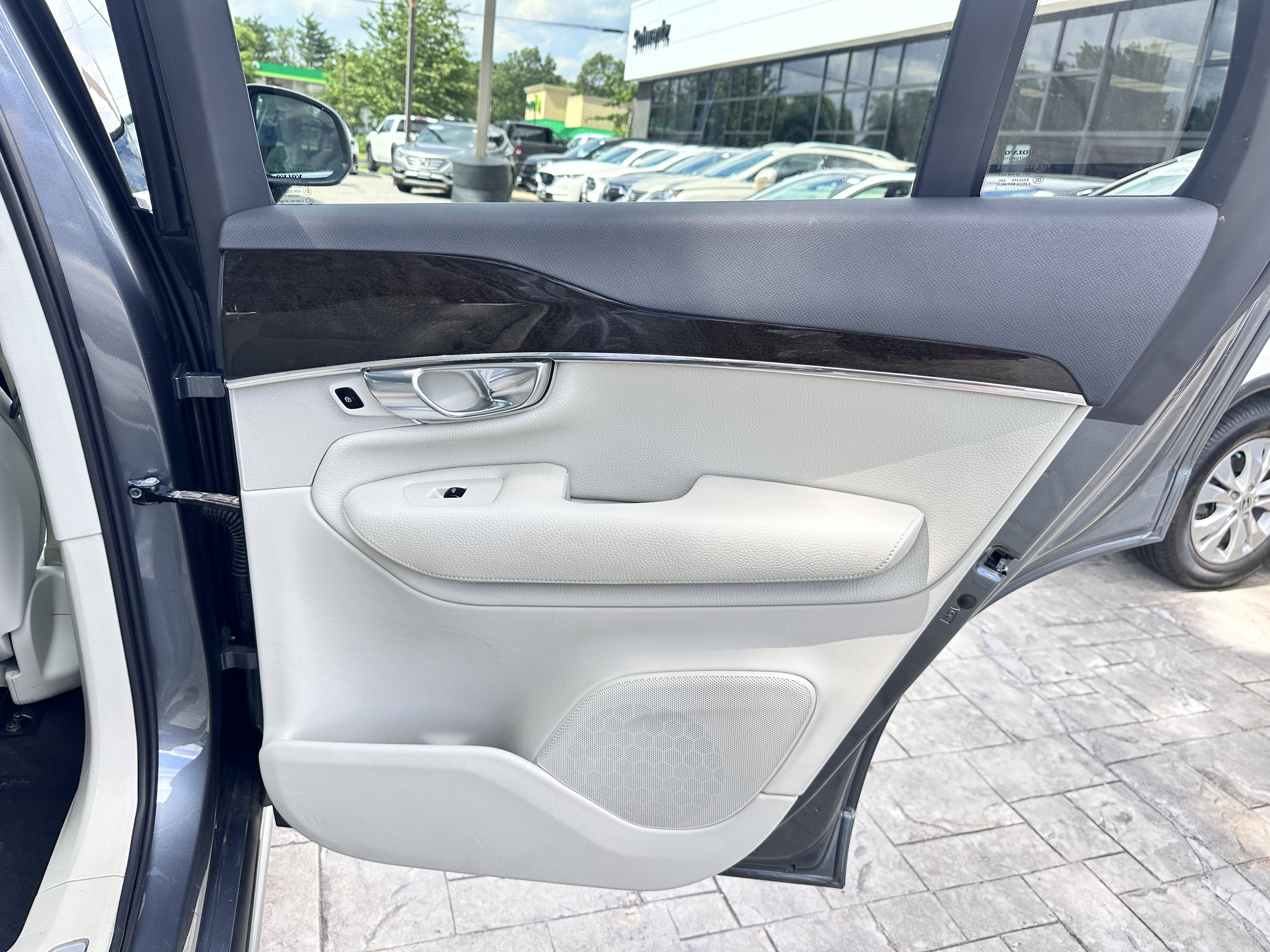 Used 2017 Volvo XC90 T6 Momentum w/ Vision Package AWD/4WD image 38