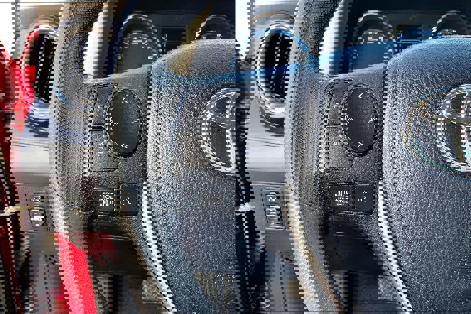 Used 2018 Toyota RAV4 LE image 22