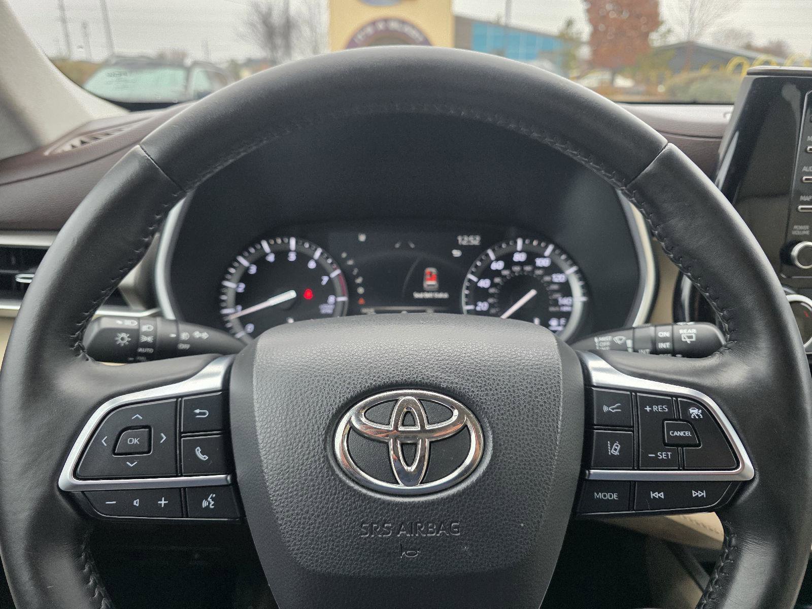 Used 2021 Toyota Highlander XLE image 17