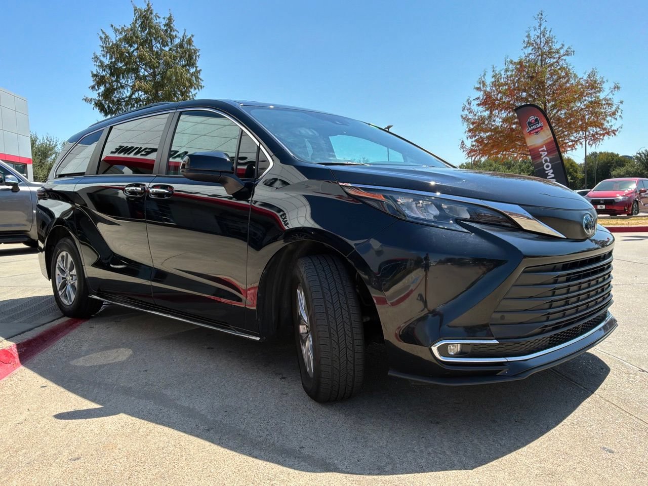 Used 2024 Toyota Sienna XLE FWD image 4